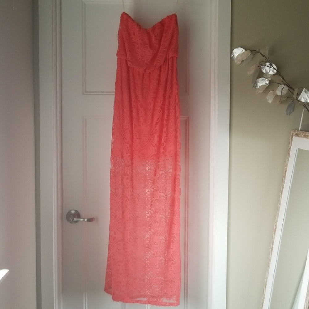 Sleeveless lace maxi dress
